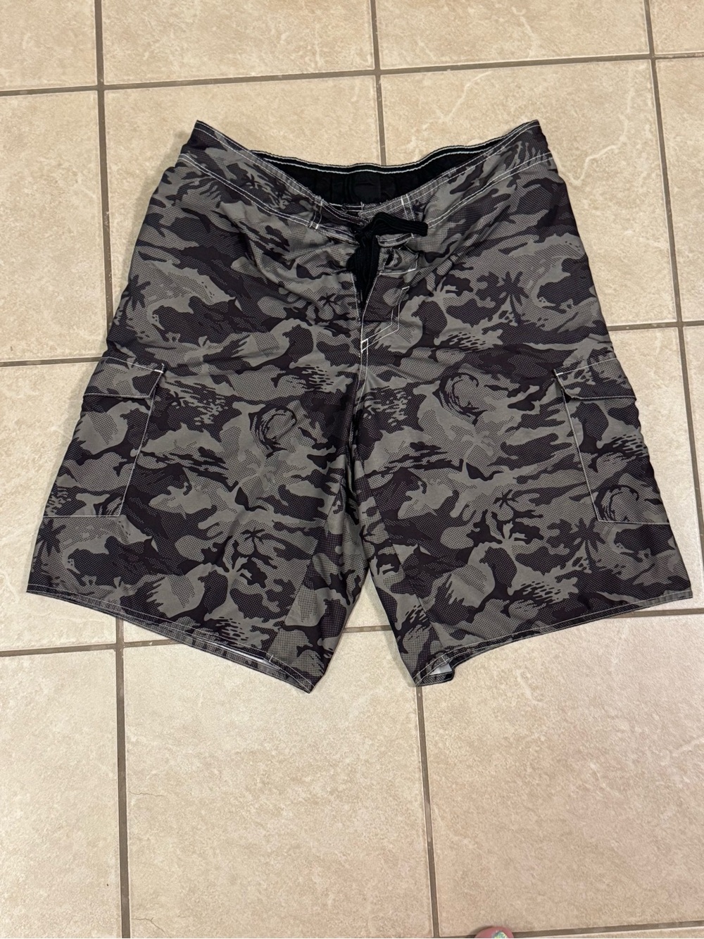Men’s Hang Ten Size L Black & Gray Mesh-Lined Camouflage Swim Shorts